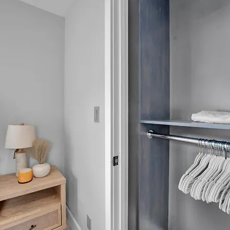 Soho Designer 2br With Balcony Apartment