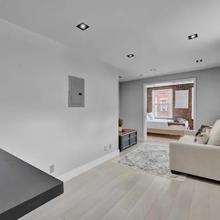 Soho Designer 2br With Balcony Apartment