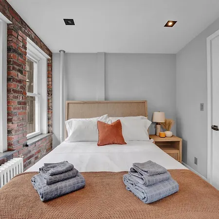 Soho Designer 2br With Balcony Apartment *