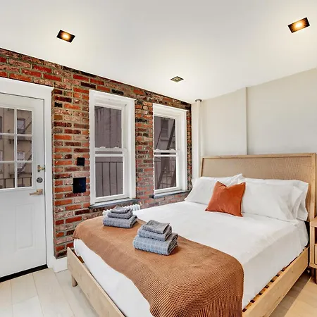 Soho Designer 2br With Balcony Apartment *