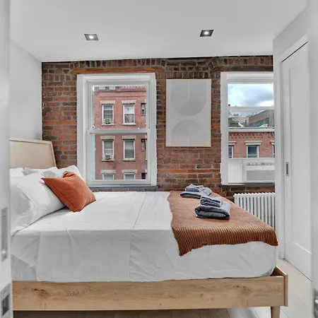 Soho Designer 2br With Balcony Apartment