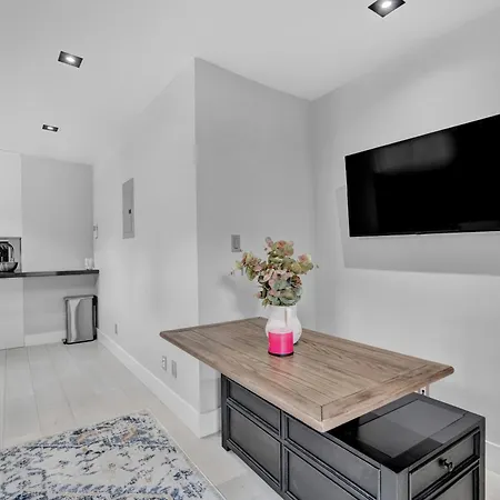 Soho Designer 2br With Balcony Apartment *