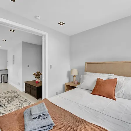 Soho Designer 2br With Balcony *