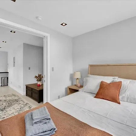 Soho Designer 2br W Balcony New York