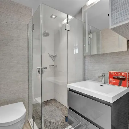 Soho Designer 2br W Balcony Apartment