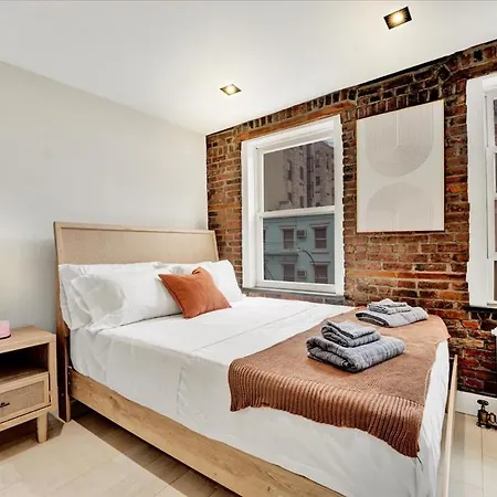 Soho Designer 2br W Balcony * New York