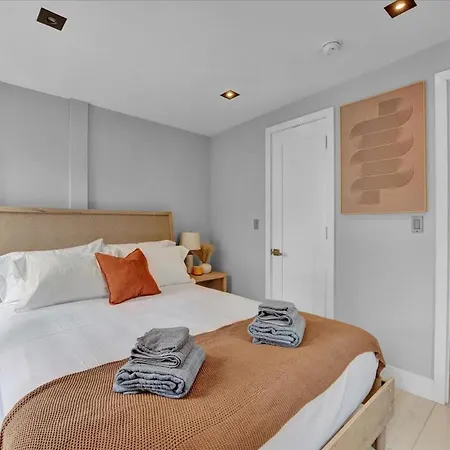 Soho Designer 2br W Balcony Apartment