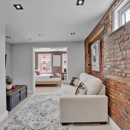 Soho Designer 2br W Balcony Apartment *