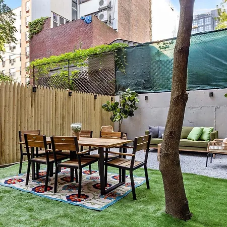 Brownstone 2 Bed With Private Backyard Near Subway Apartment *