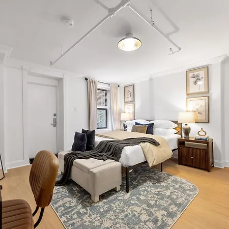 Brownstone 2 Bed With Private Backyard Near Subway New York