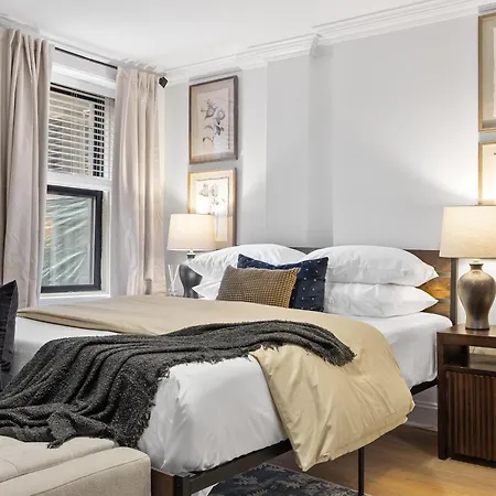 Brownstone 2 Bed With Private Backyard Near Subway