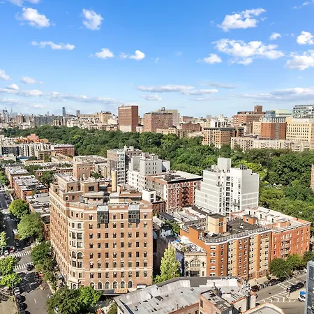 Brownstone 2 Bed With Private Backyard Near Subway