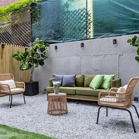 Brownstone 2 Bed With Private Backyard Near Subway * New York