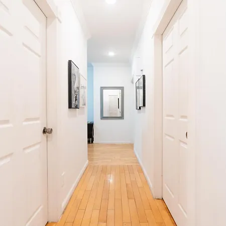 Apartment Modern By Park - 3 Br *