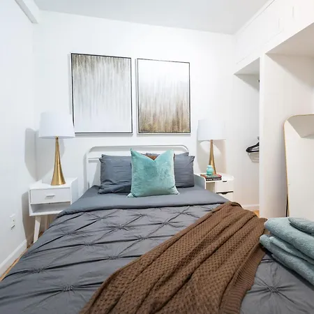 Apartment Modern By Park - 3 Br *