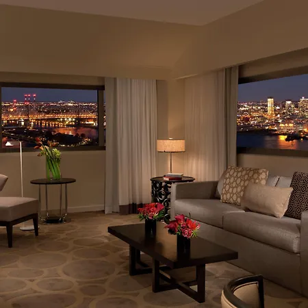 Millennium Hilton One Un Plaza 4*