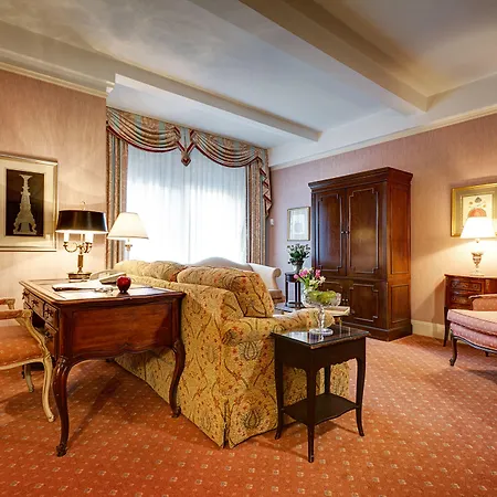 Hotel Elysee By Library Collection 4*