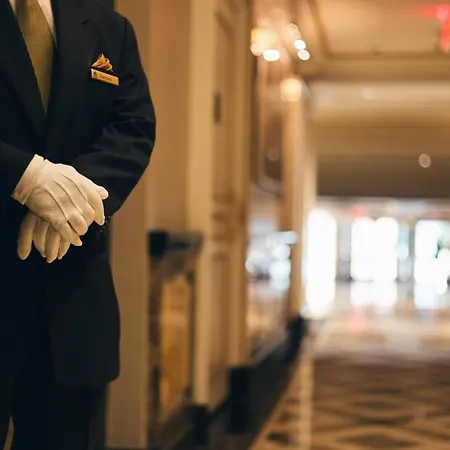 Hotel The Pierre, A Taj Hotel,