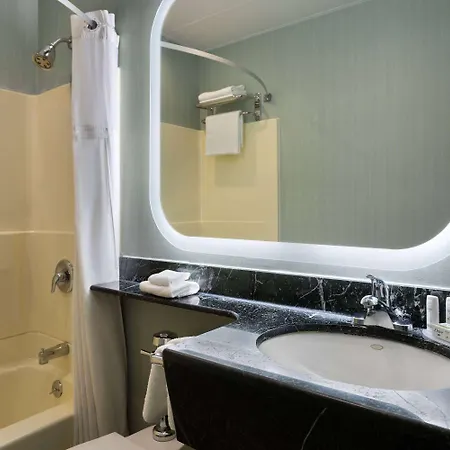 Hotel Ramada By Wyndham Bronx 3*