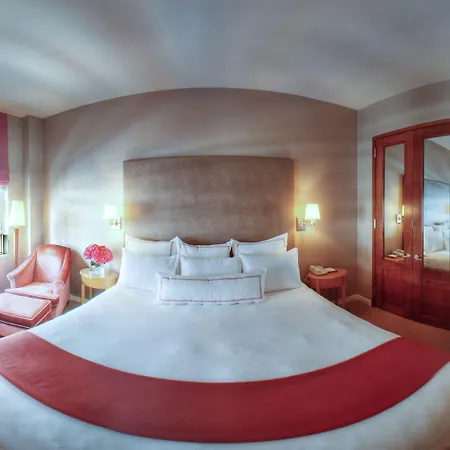 Giraffe By Library Collection Hotel