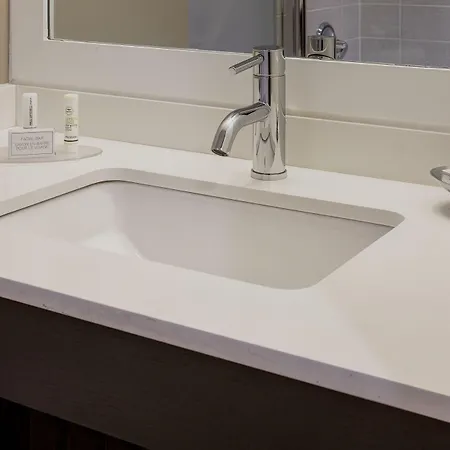 Hotel Courtyard By Marriott Jfk Airport 3*