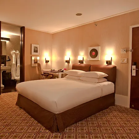 Club Hotel