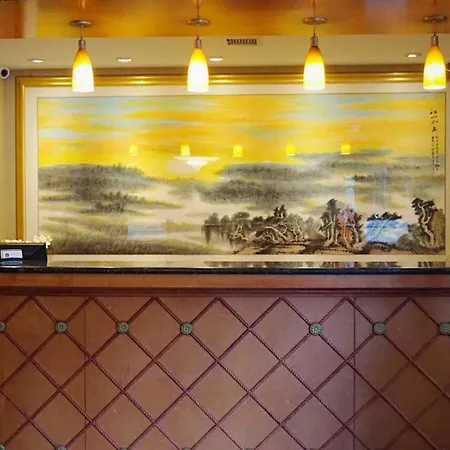 Western Queens Court Hotel 3*