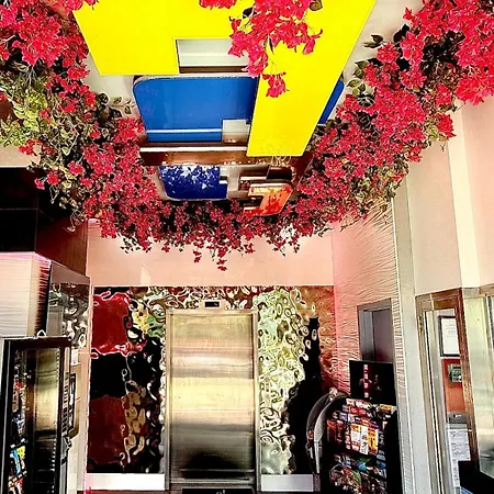 Umbrella Bronx Hotel *
