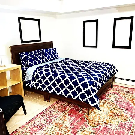 Apartment Private 2 Bedroom With Private Backyard In Lic !!! *