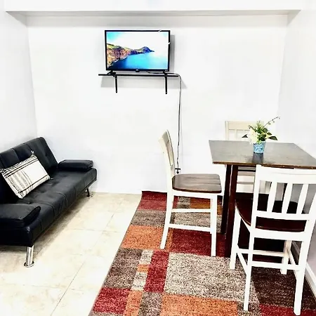 Apartment Private 2 Bedroom With Private Backyard In Lic !!! *