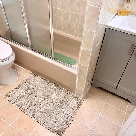 Private 2 Bedroom With Private Backyard In Lic !!! Apartment *