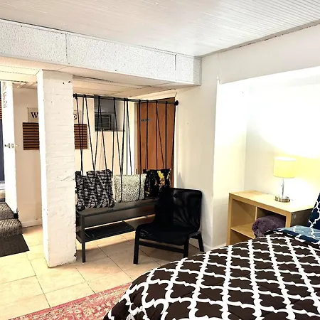 Private 2 Bedroom With Private Backyard In Lic !!! Apartment *