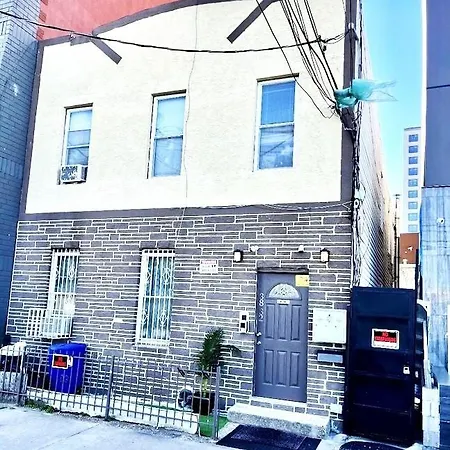 Apartment Private 2 Bedroom With Private Backyard In Lic !!! *