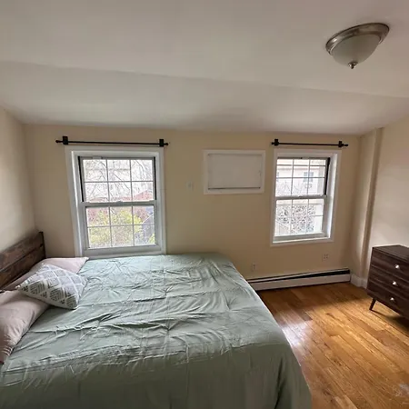 Cozy Queens Escape Holiday home *