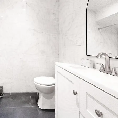 Newly Renovated 2br W Backyard Apartment