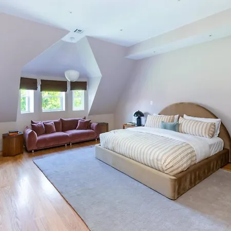 Massive Nyc Brownstone Wpatio Apartment New York