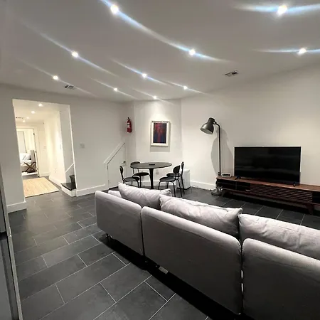 Massive Nyc Brownstone Wpatio Apartment