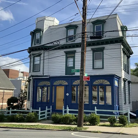 Pl And Gallery Bed & Breakfast 4*