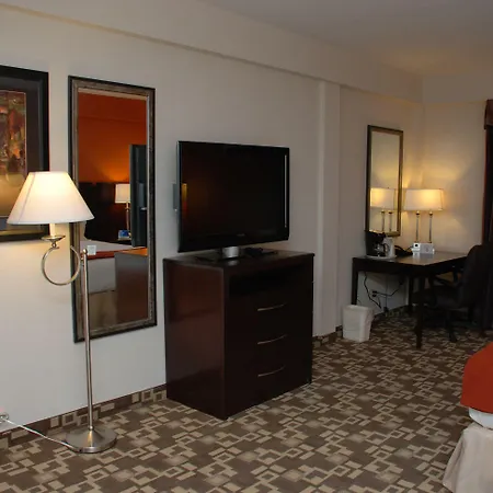 Hotel Express Maspeth By Ihg 2*