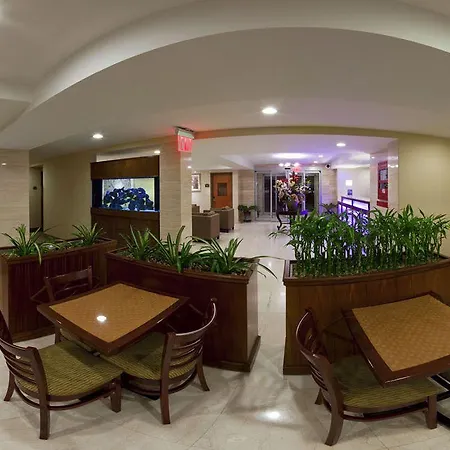 Express Maspeth By Ihg Hotel 2*