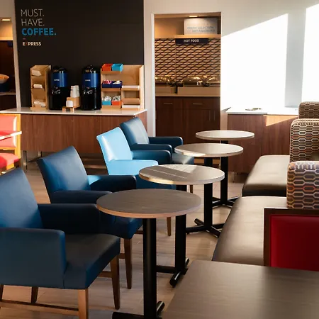 Express Maspeth By Ihg Hotel 2*