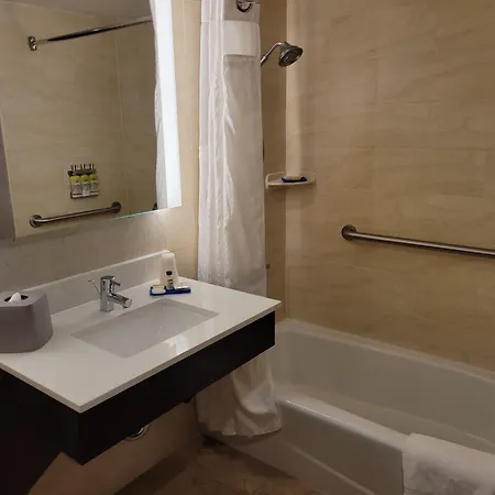 Hotel Express Maspeth By Ihg New York
