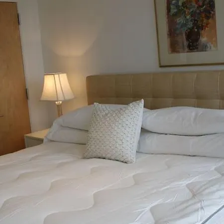 Impeccable Three Bedroom Midtown Apartment *