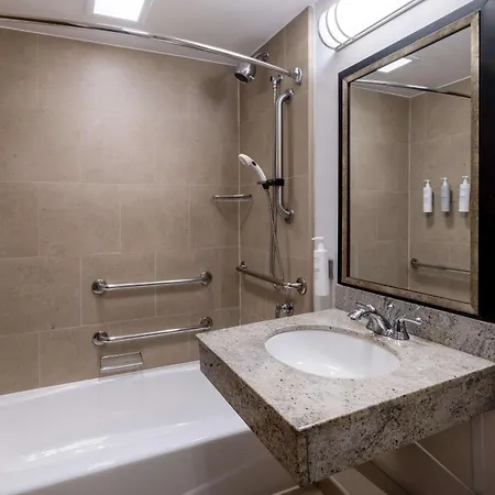Hilton Garden West 35th Street 3*