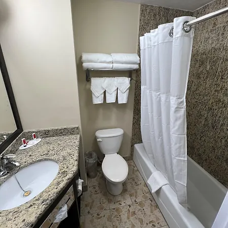 Travelodge By Wyndham Queens 3*