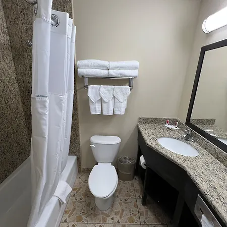 Travelodge By Wyndham Queens Hotel 3*