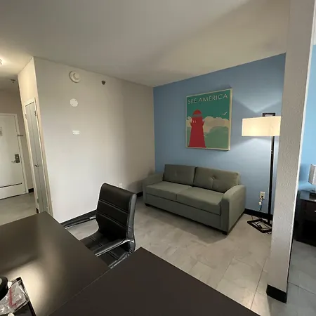 Hotel Travelodge By Wyndham Queens 3*