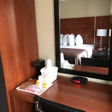 Ramada By Wyndham Staten Island Hotel 3*