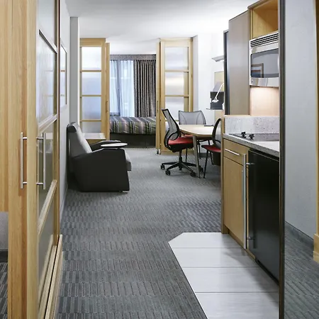 The Jewel Hotel, Hotel