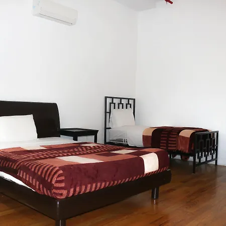 Hostel Ny Moore *